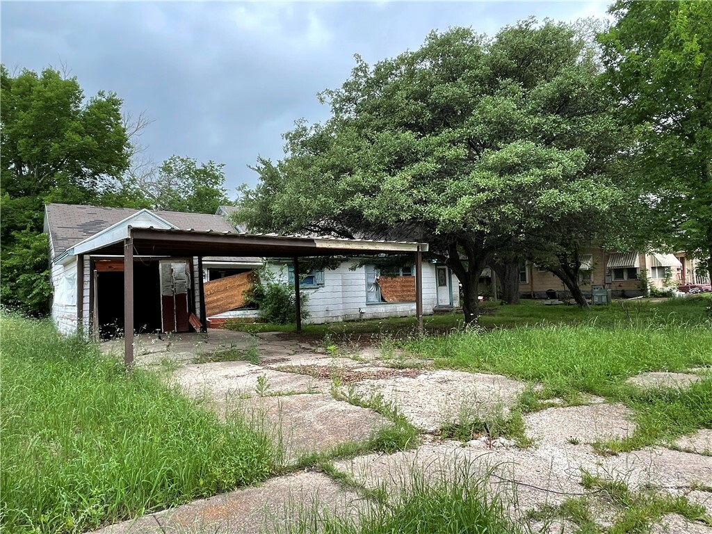 Property Photo:  205 N Carpenter Street  TX 76664 