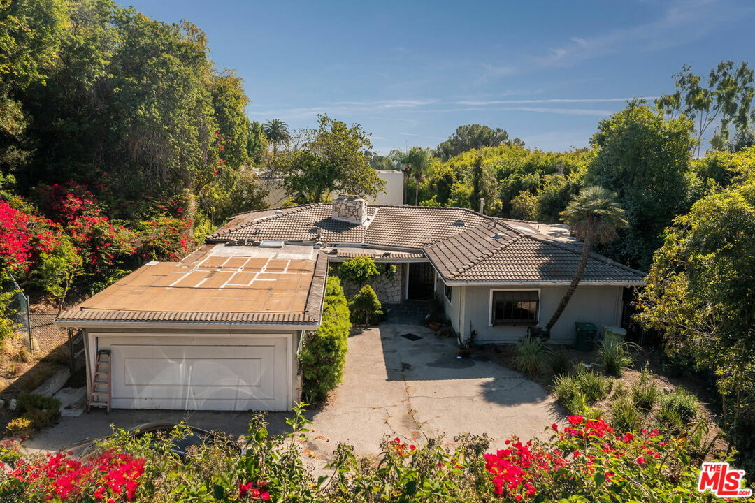 Property Photo:  1150   Laurel Way  CA 90210 