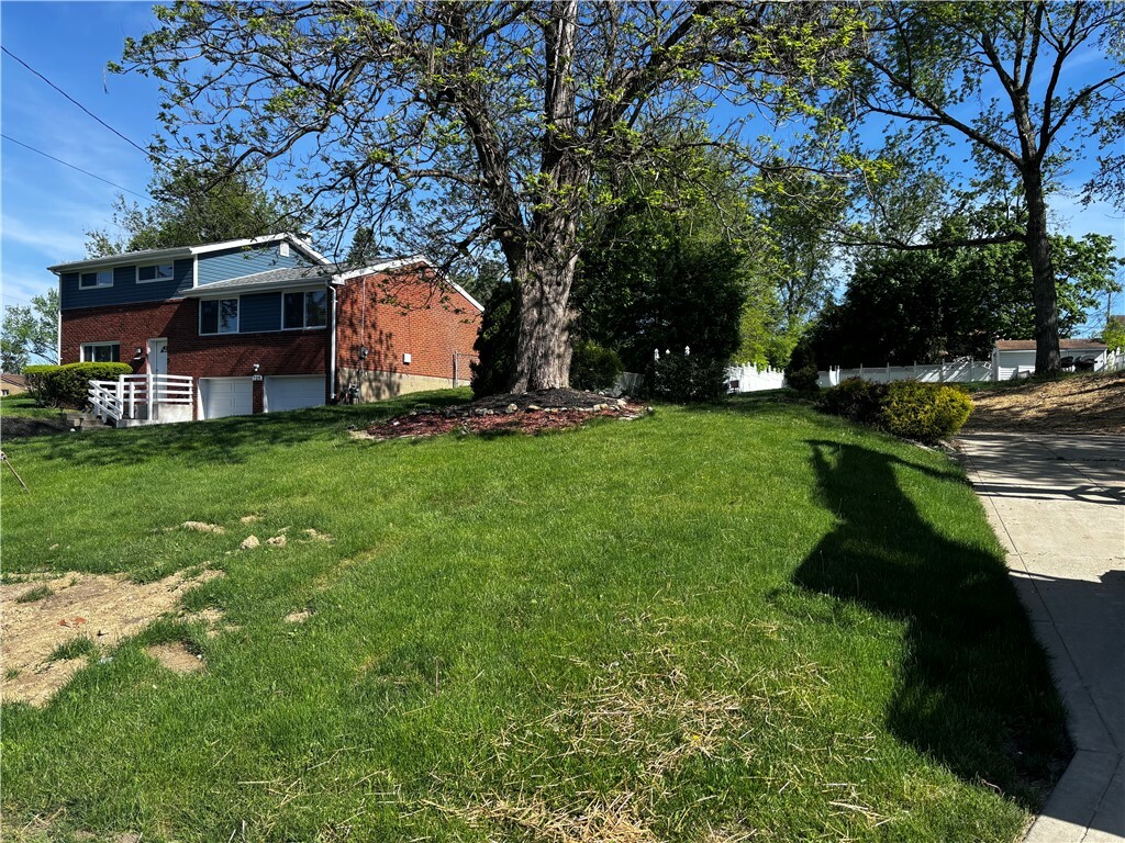 Property Photo:  727 Garden City Dr  PA 15146 