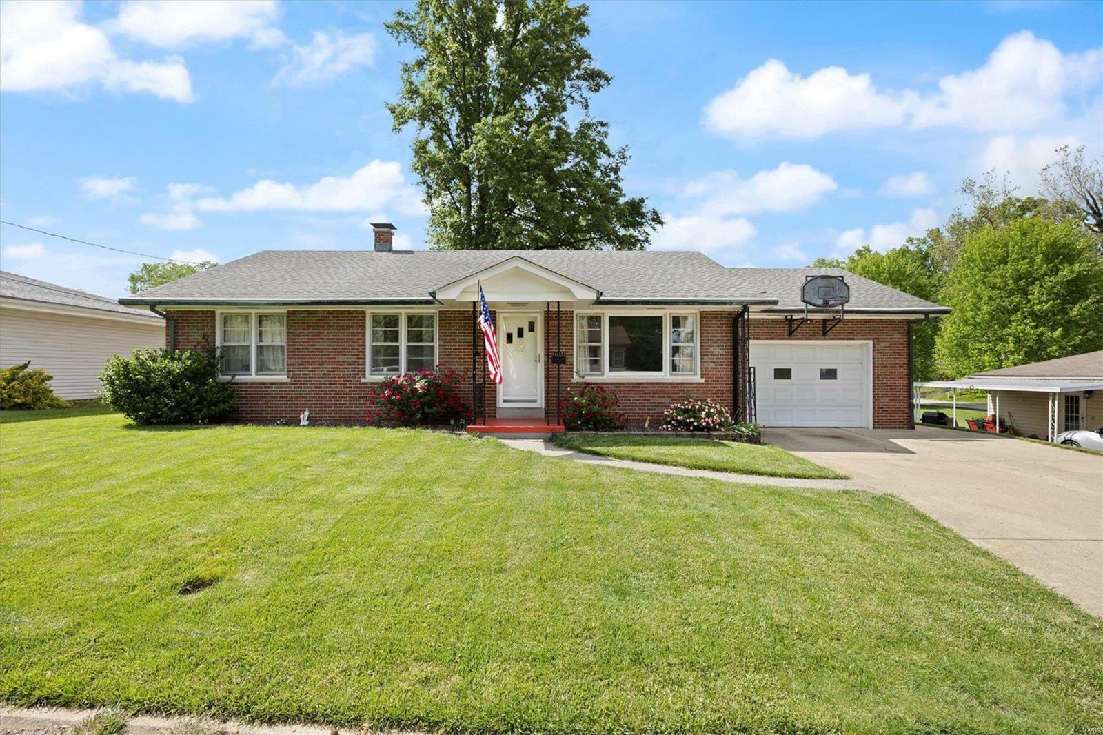 Property Photo:  1213 E C Street  IL 62221 