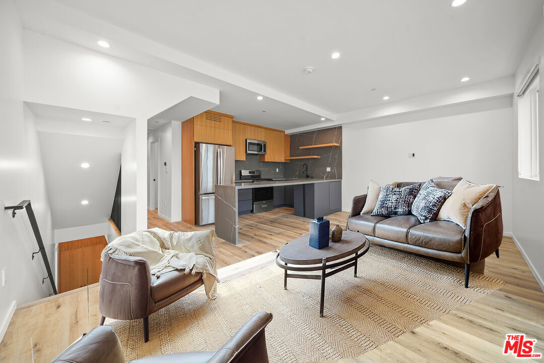 Property Photo:  847  N Mariposa Ave  CA 90029 