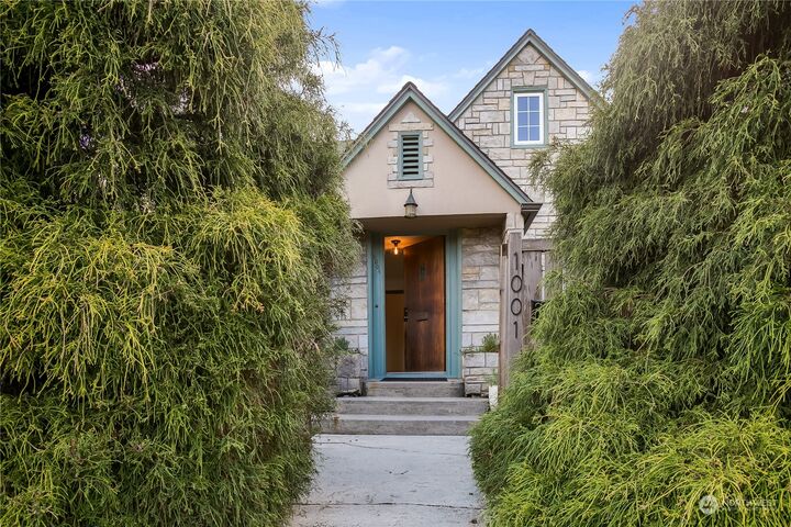 Property Photo:  1001 S Union Avenue  WA 98405 