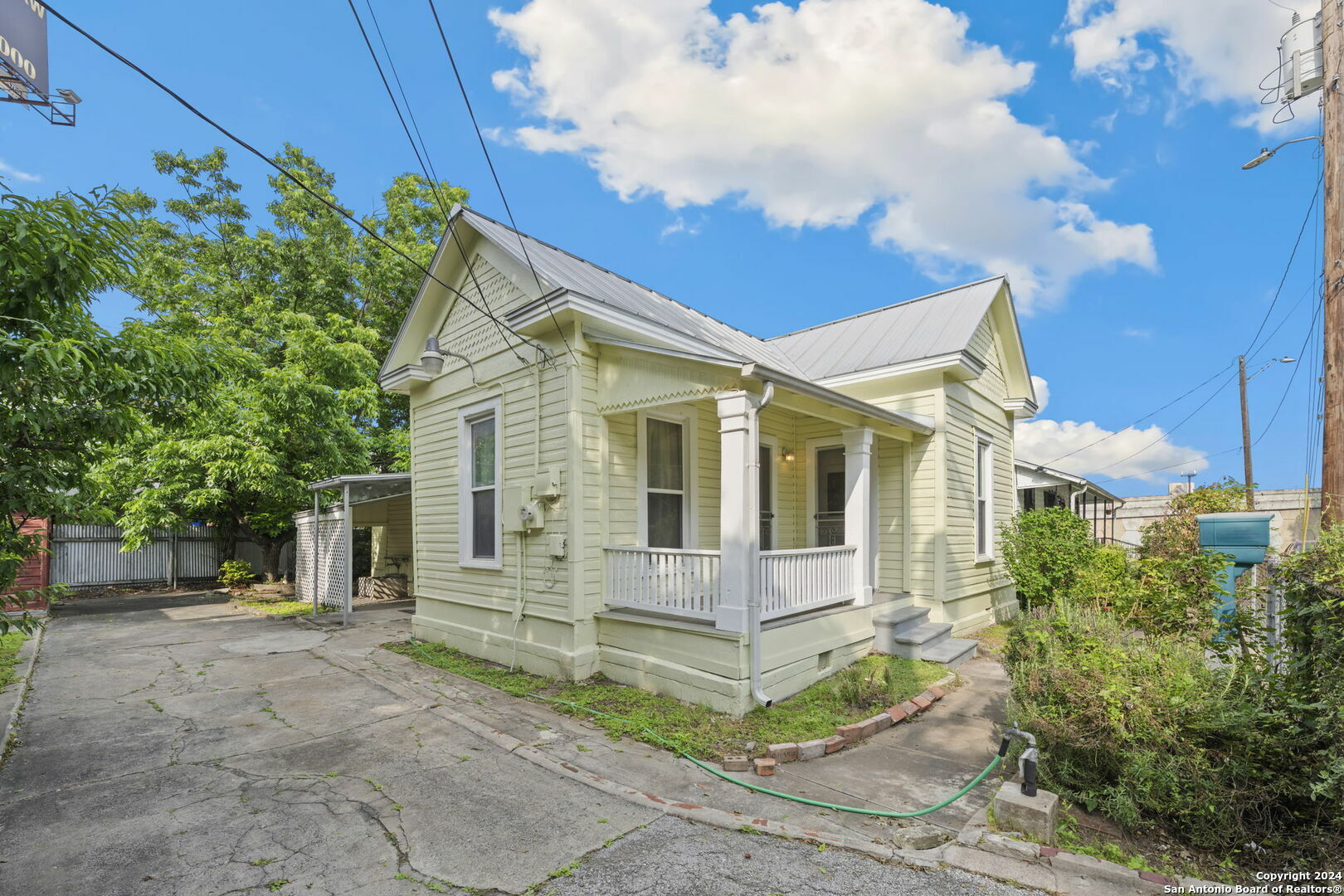 Property Photo:  1020 W Poplar St  TX 78212 