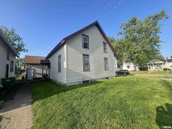 Property Photo:  103 S 6th Street  IA 52732 