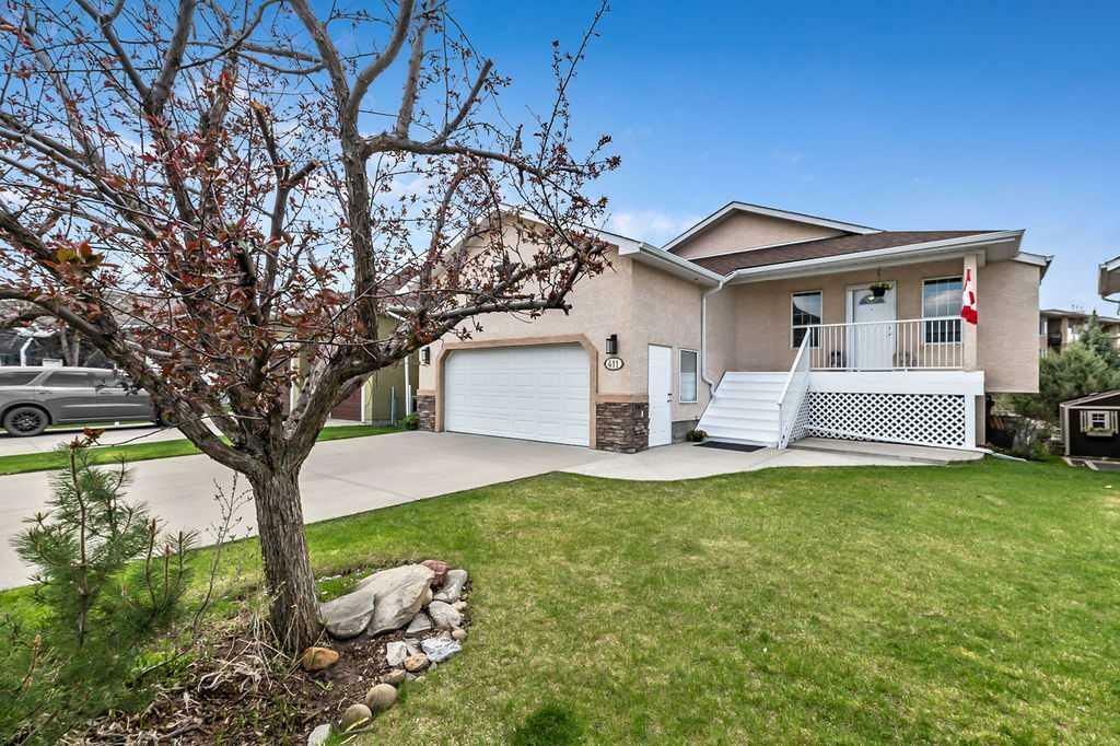 Property Photo: 411 Lineham Acres Bay NW AB T1V 1T3