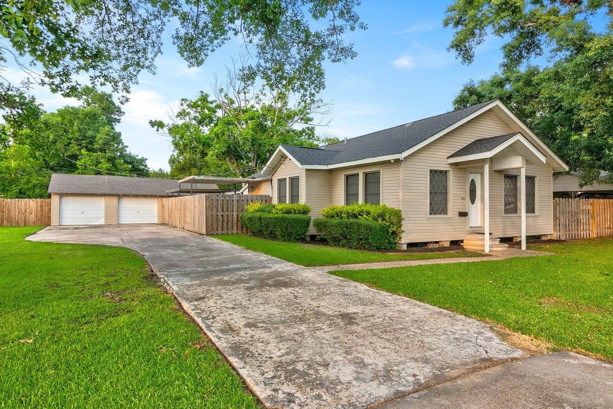 Property Photo:  2800 Maple Ave  TX 77619 