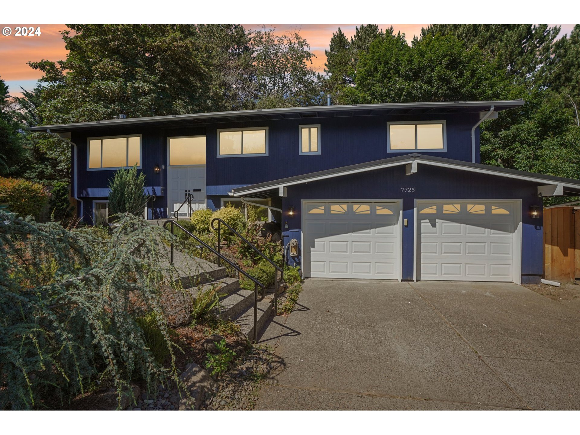 Property Photo: 7725 SW Hillcrest Pl OR 97008