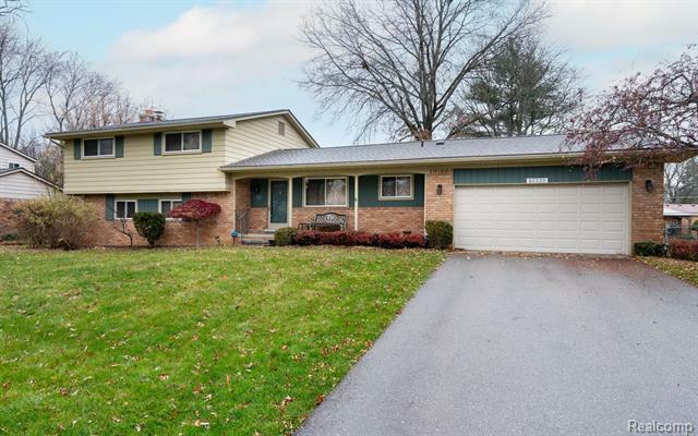 Property Photo:  32520 Nottingwood Street  MI 48334 