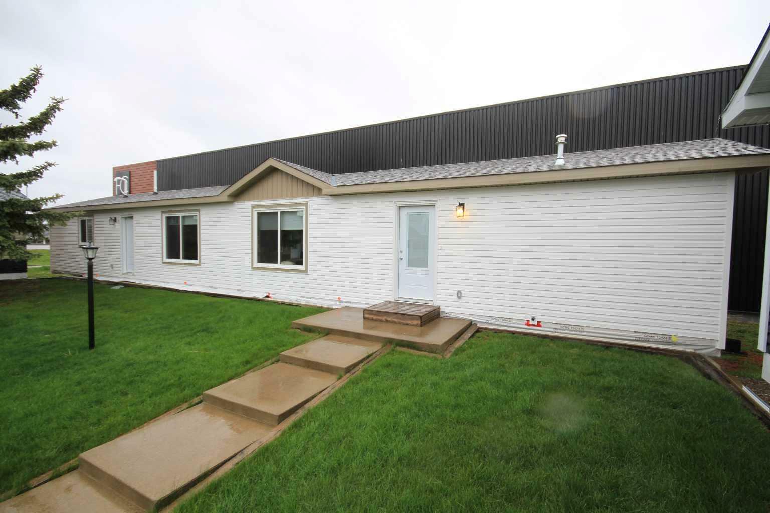10 Meadows Crescent  Taber AB T1G 0G7 photo