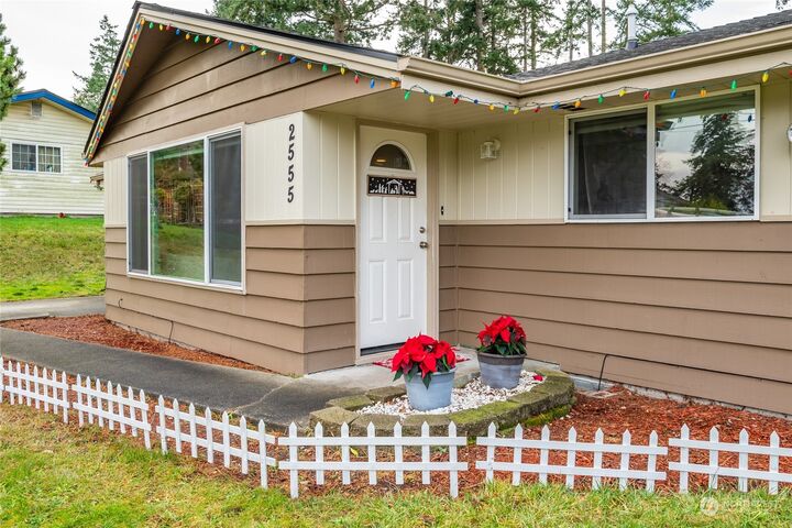 Property Photo:  2555 Ridgeview Drive  WA 98277 