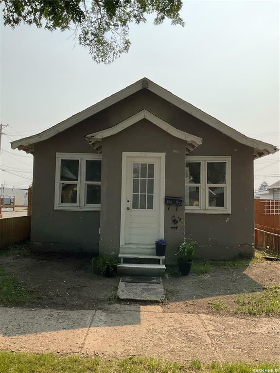 Property Photo:  116 J Avenue S  SK S7M 2A1 