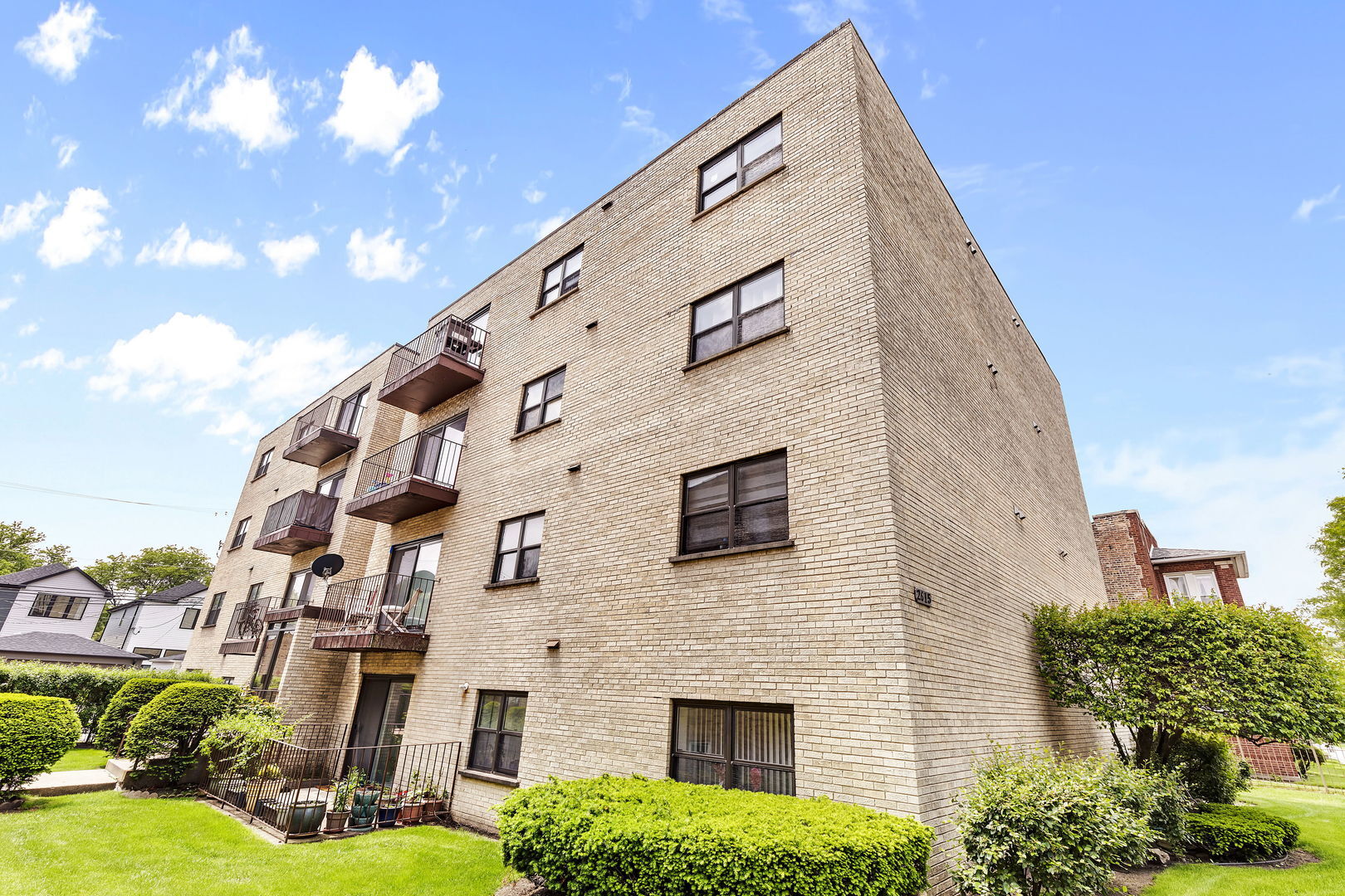 Property Photo: 2615 W Foster Avenue 103 IL 60625