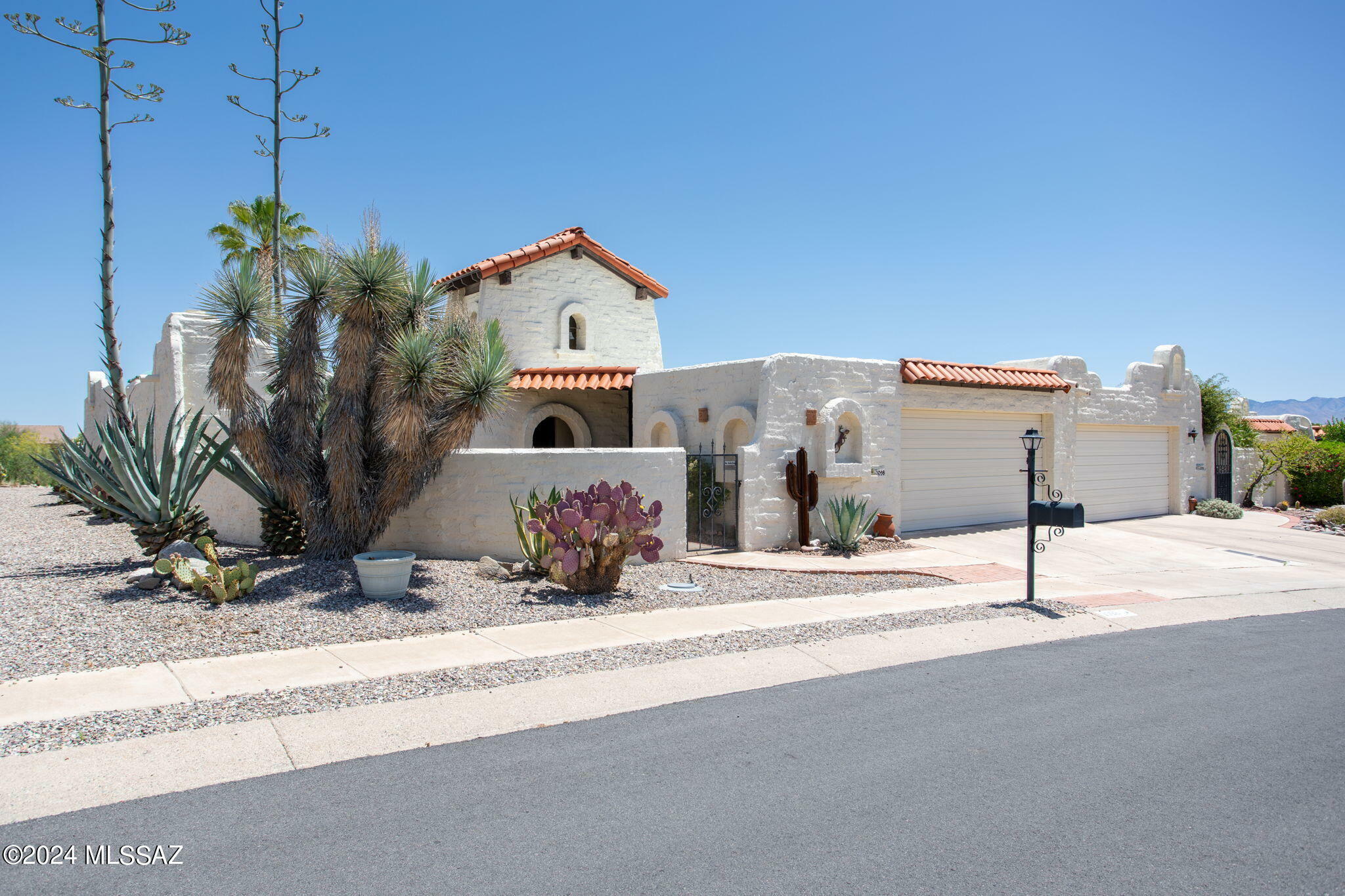 Property Photo:  1098 W Crculo Del Norte  AZ 85614 