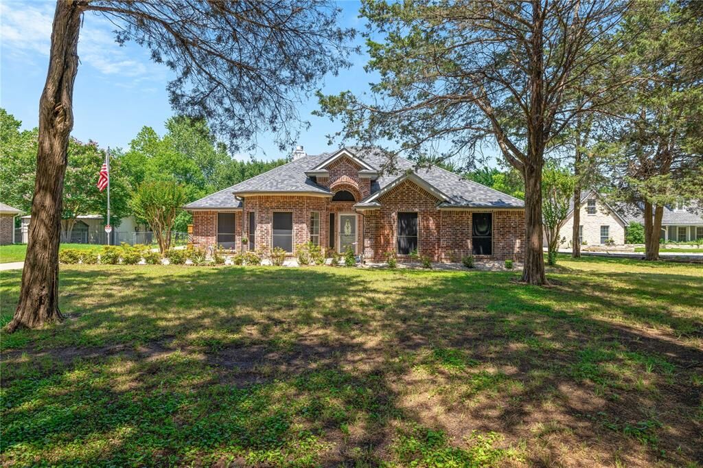 Property Photo: 2807 Brookhollow Drive TX 76028