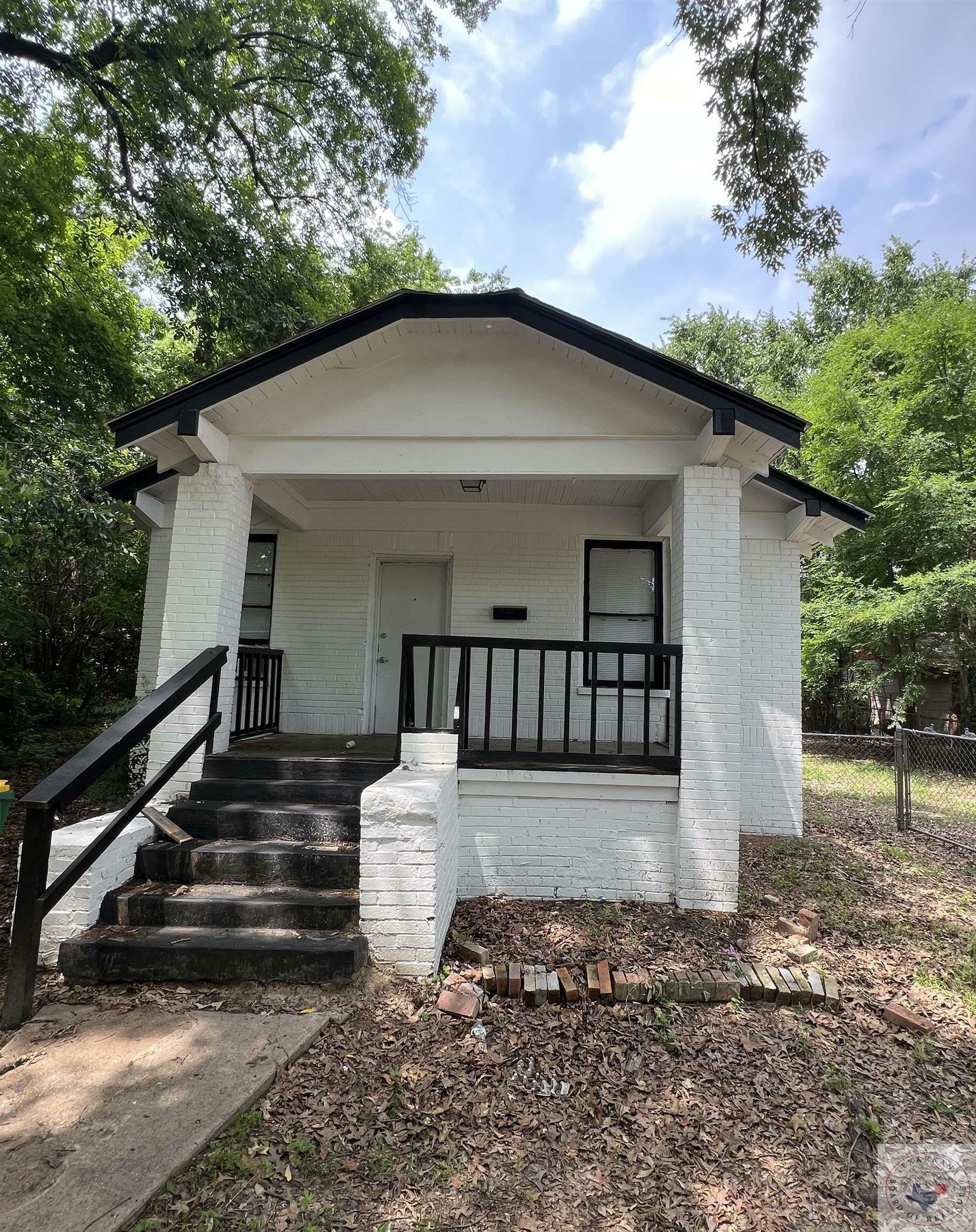 Property Photo:  304 Melton St  TX 75501 