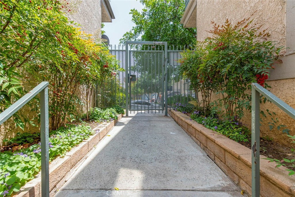 Property Photo:  13100 Bromont Avenue 8  CA 91342 