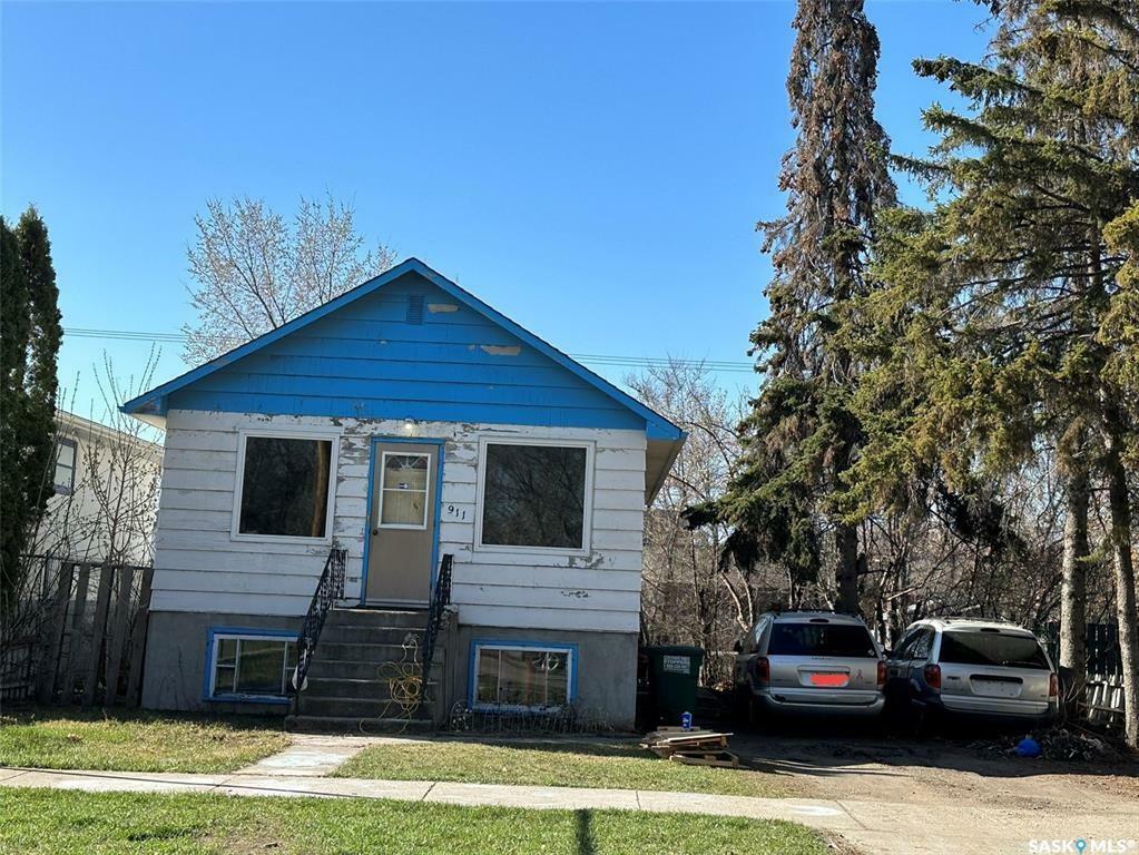 Property Photo:  911 23rd Street W  SK S7L 0A5 