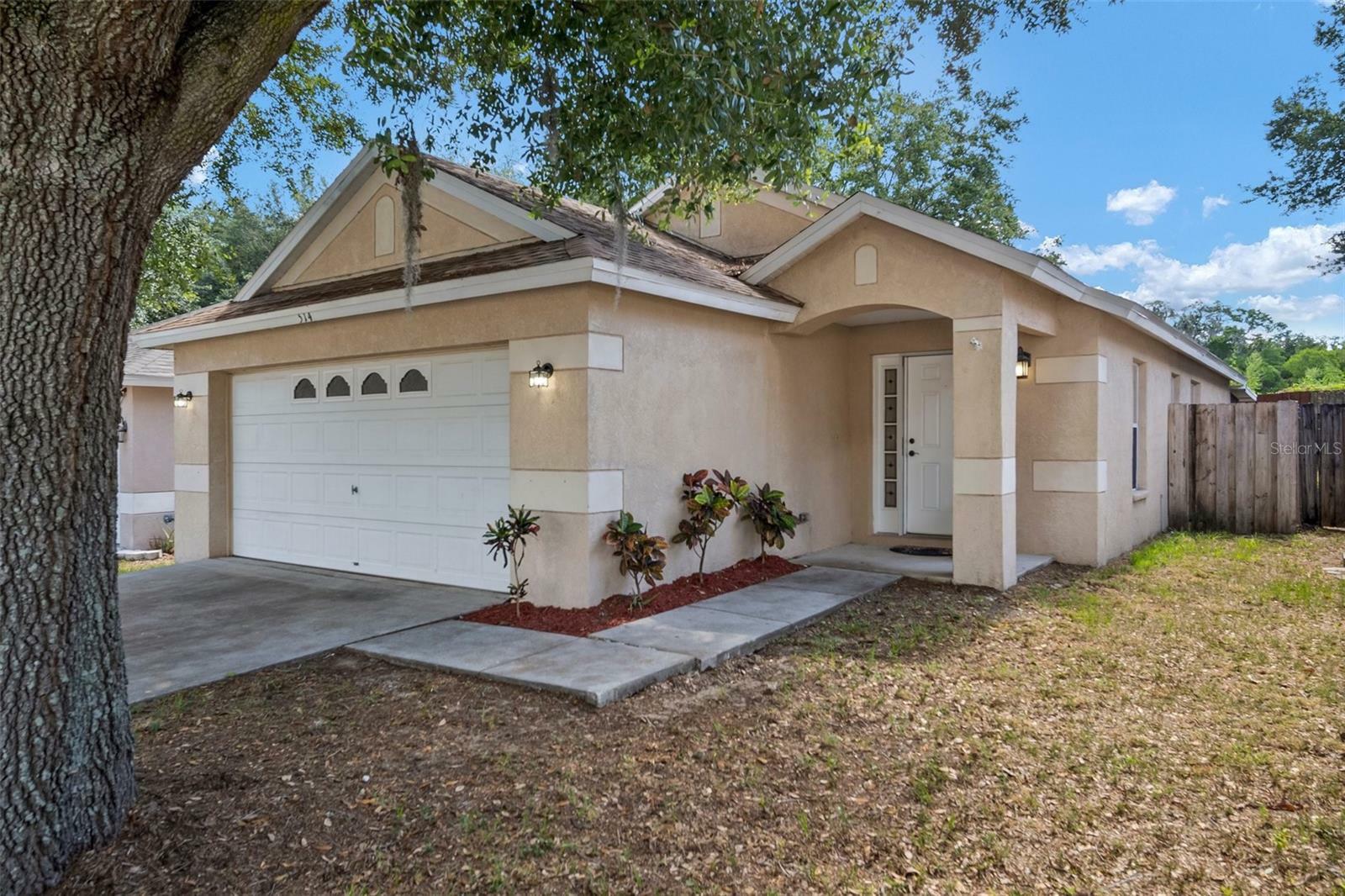 Property Photo:  514 Summer Sails Drive  FL 33594 