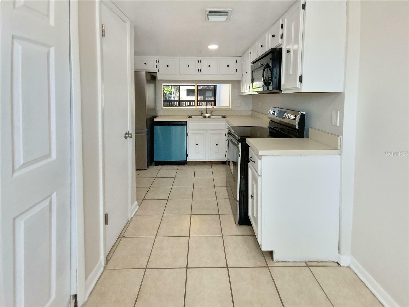 Property Photo:  5410 Pine Creek Drive 1608-B  FL 32811 