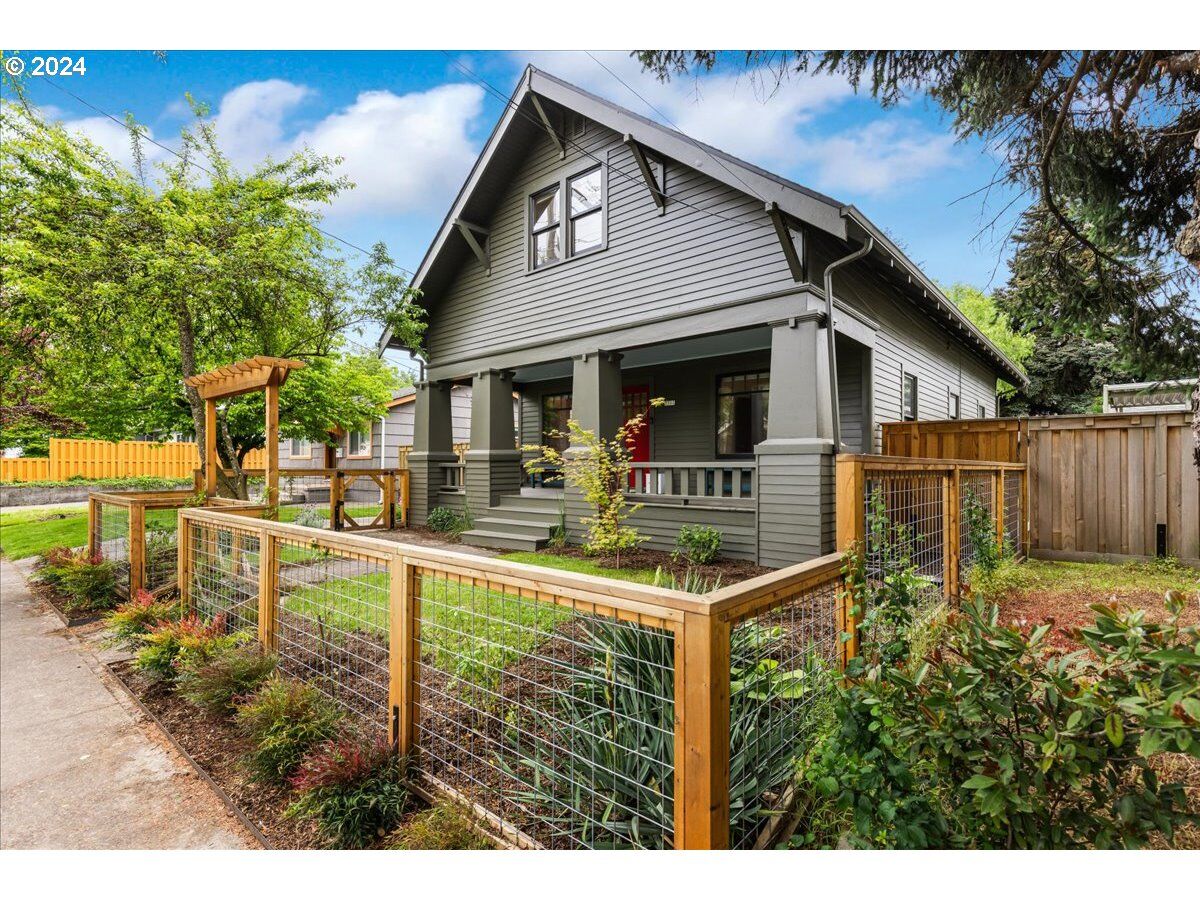 Property Photo:  3311 SE 52nd Ave  OR 97206 