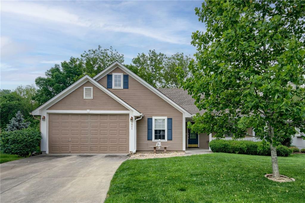 Property Photo:  1901 Meadowlark Drive  MO 64083 