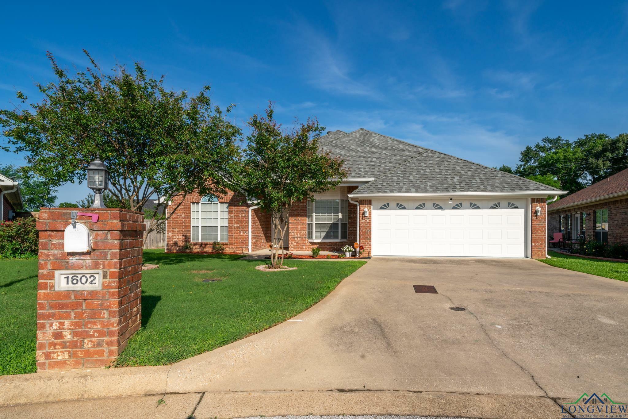 Property Photo:  1602 Valley Brook Ln  TX 75605 