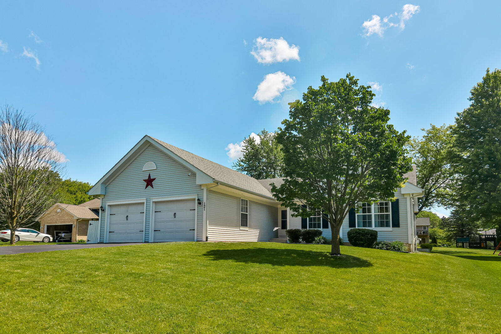 Property Photo:  121 Queensbury Place  IL 61065 