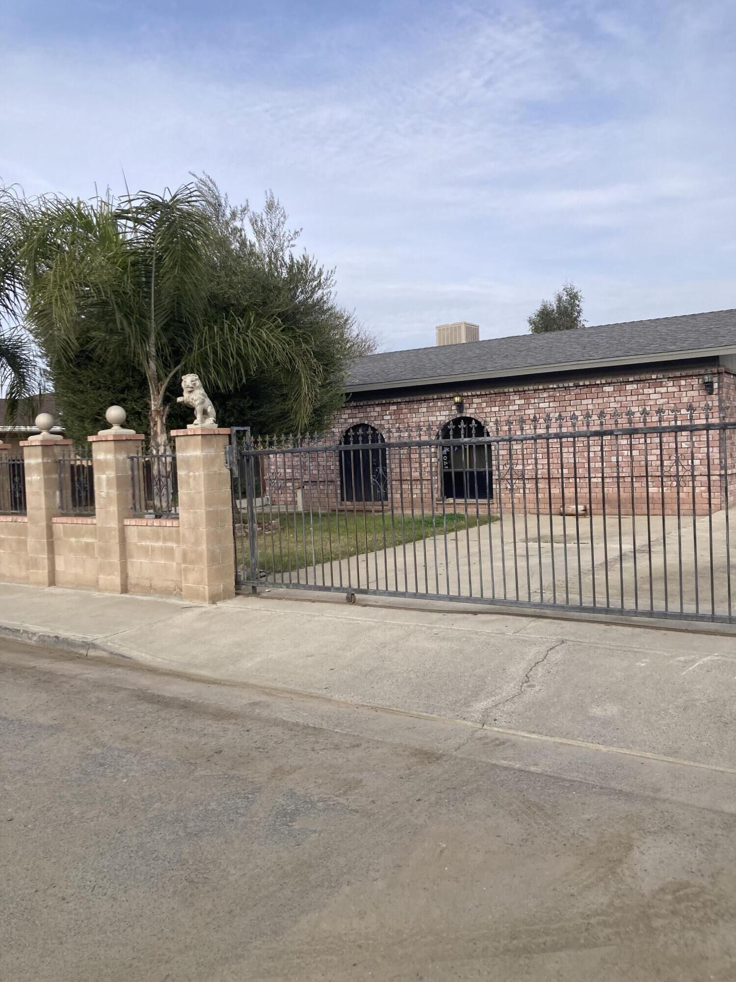 Property Photo: 1702 E Tyler Lane CA 93257