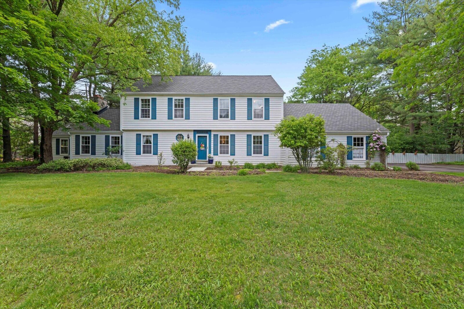Property Photo: 305 Fieldstone Rd WI 53018