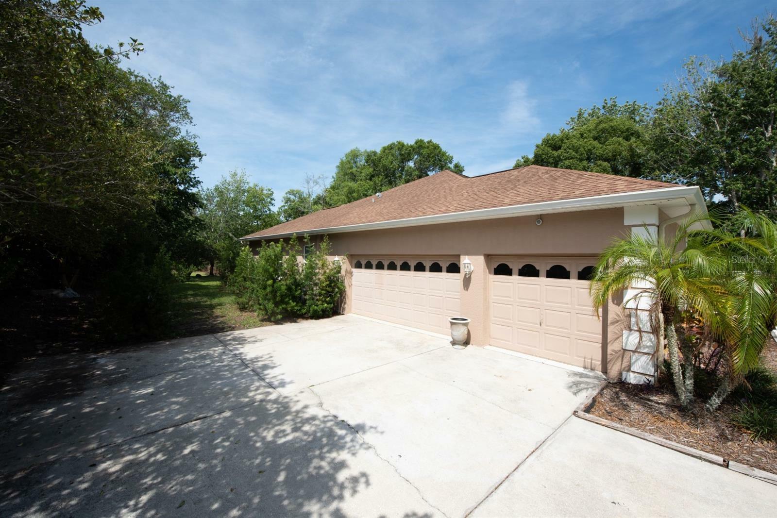 Property Photo:  11026 Lakeview Drive  FL 34654 