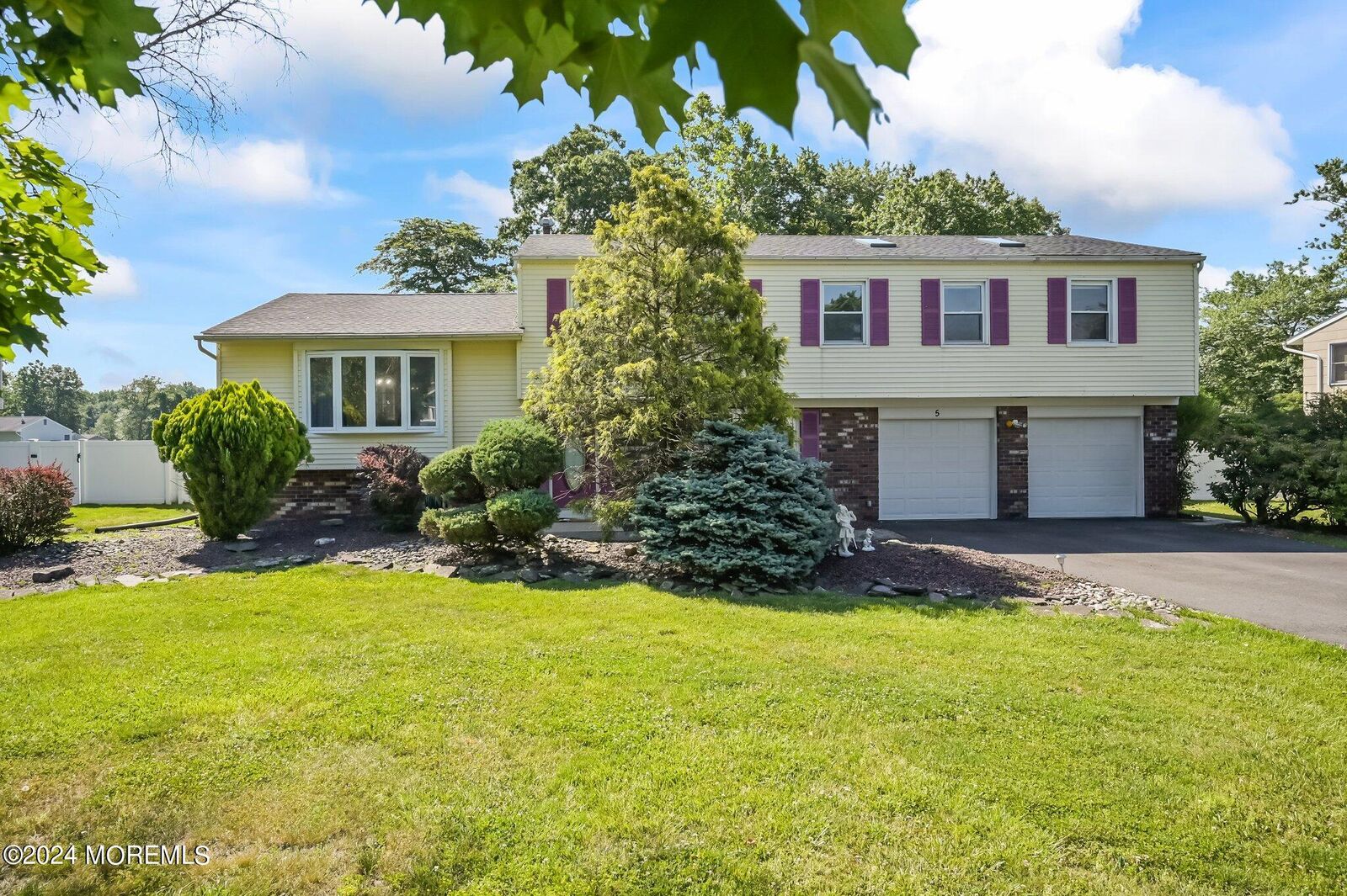 Property Photo:  5 Little John Road  NJ 07726 