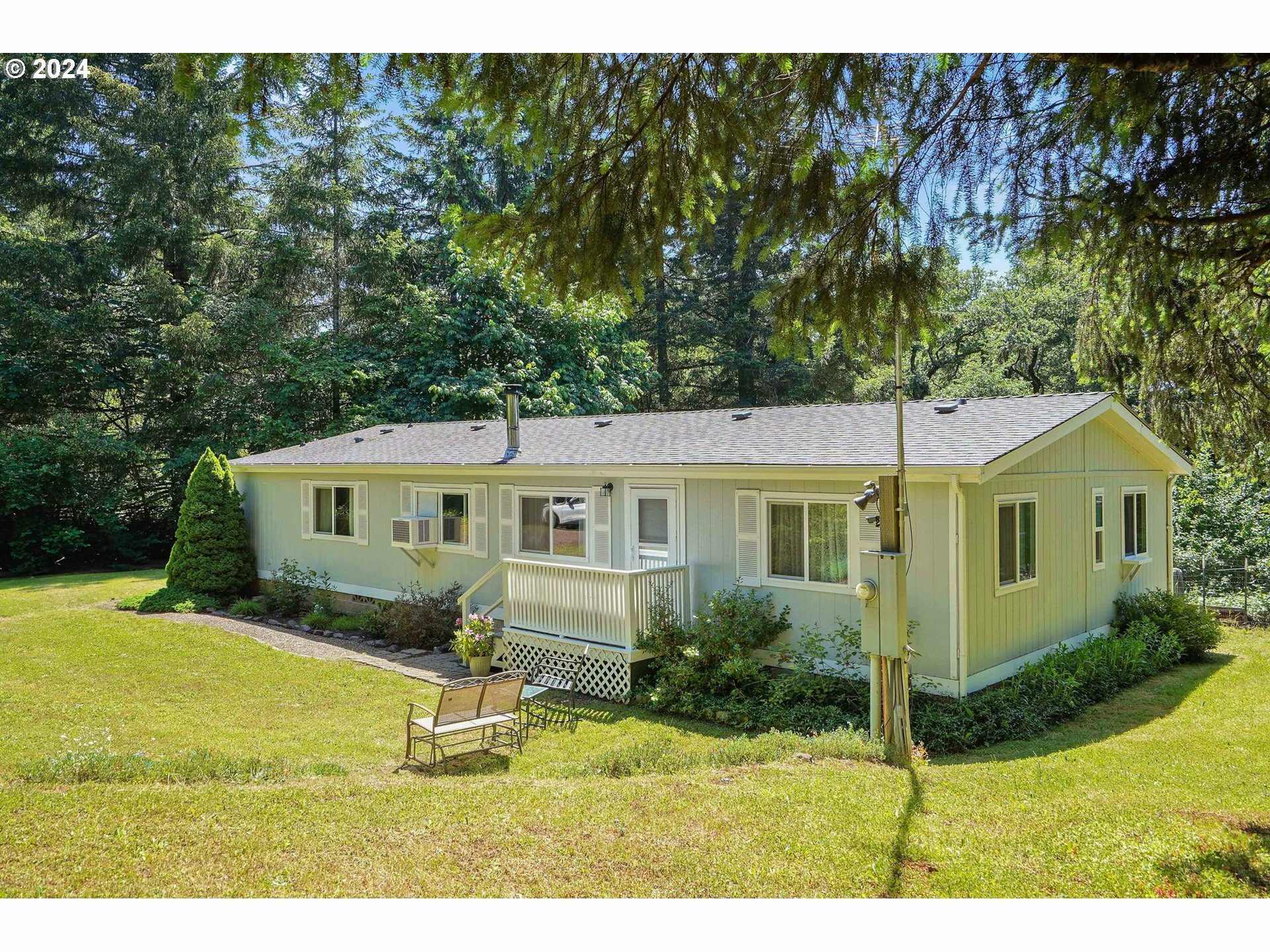 Property Photo: 8100 Sawtell Rd OR 97378