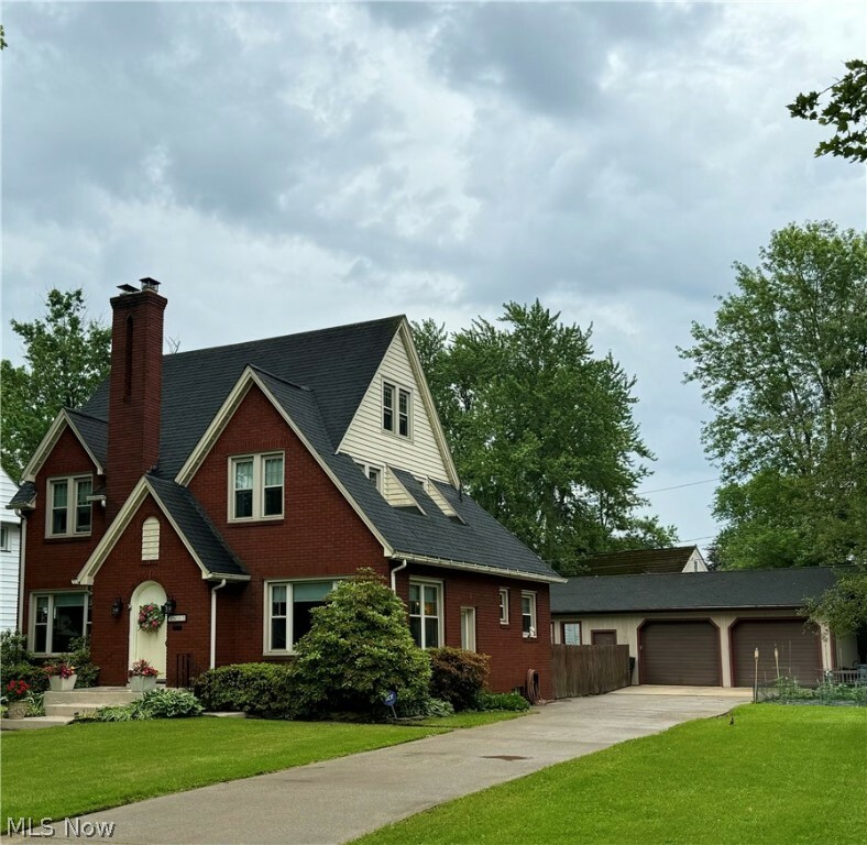 Property Photo:  2852 Crescent Drive NE  OH 44483 