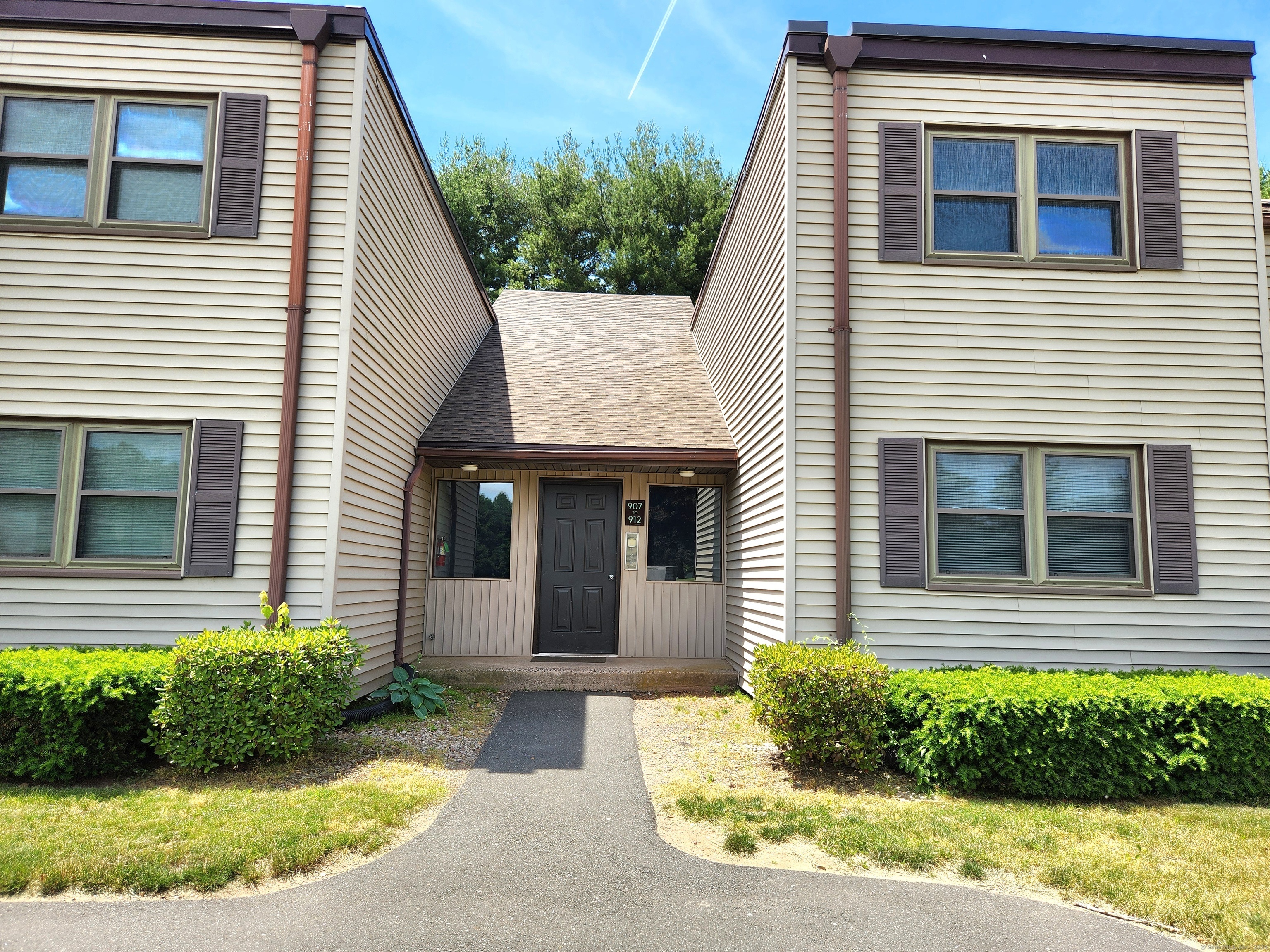 Property Photo:  911 Twin Circle Drive 911  CT 06074 