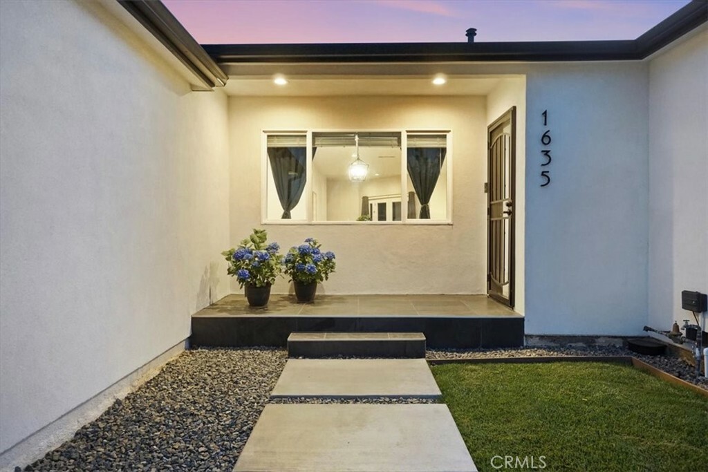 Property Photo:  1635 N Catalina Street  CA 91505 