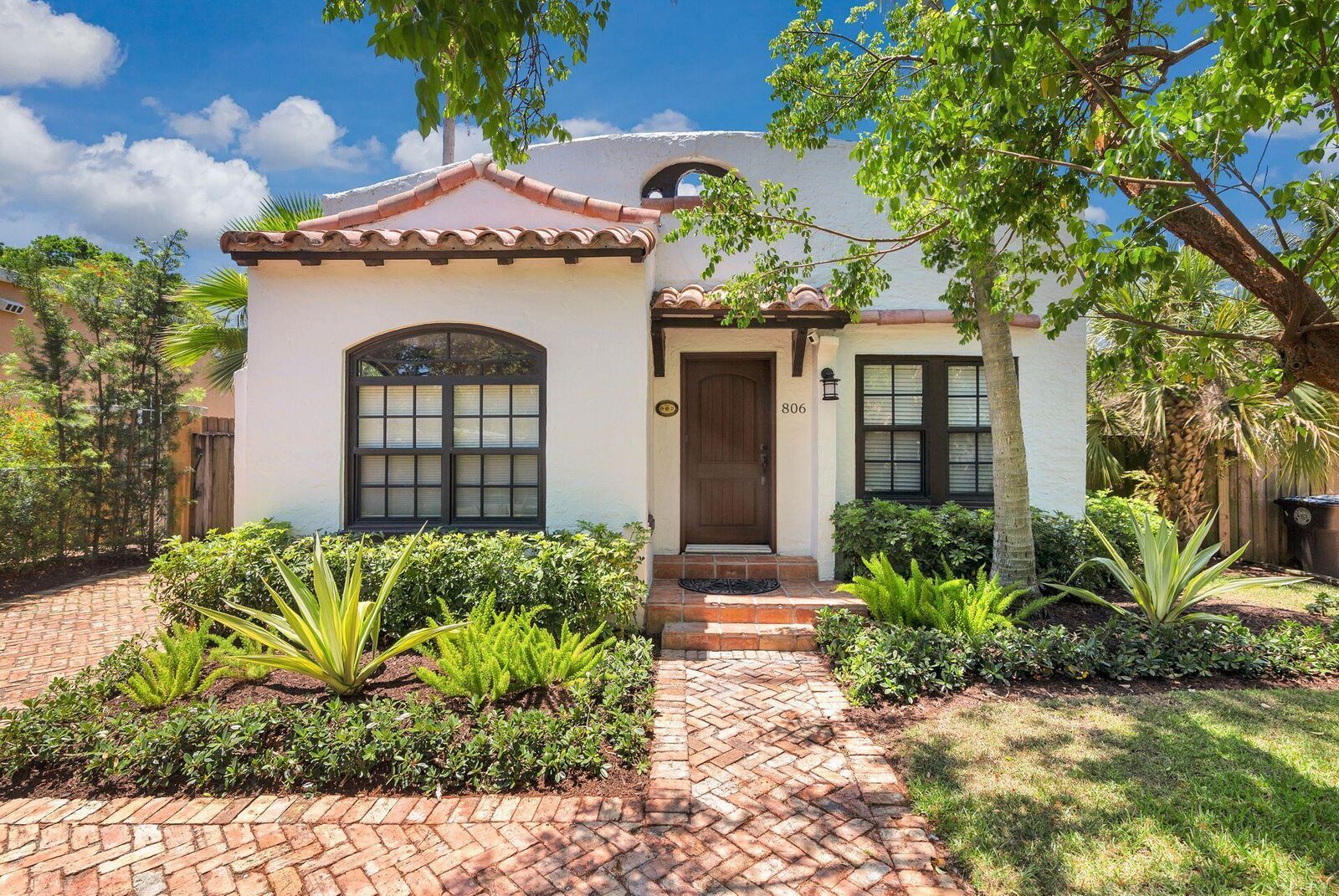 Property Photo: 806 Upland Road FL 33401