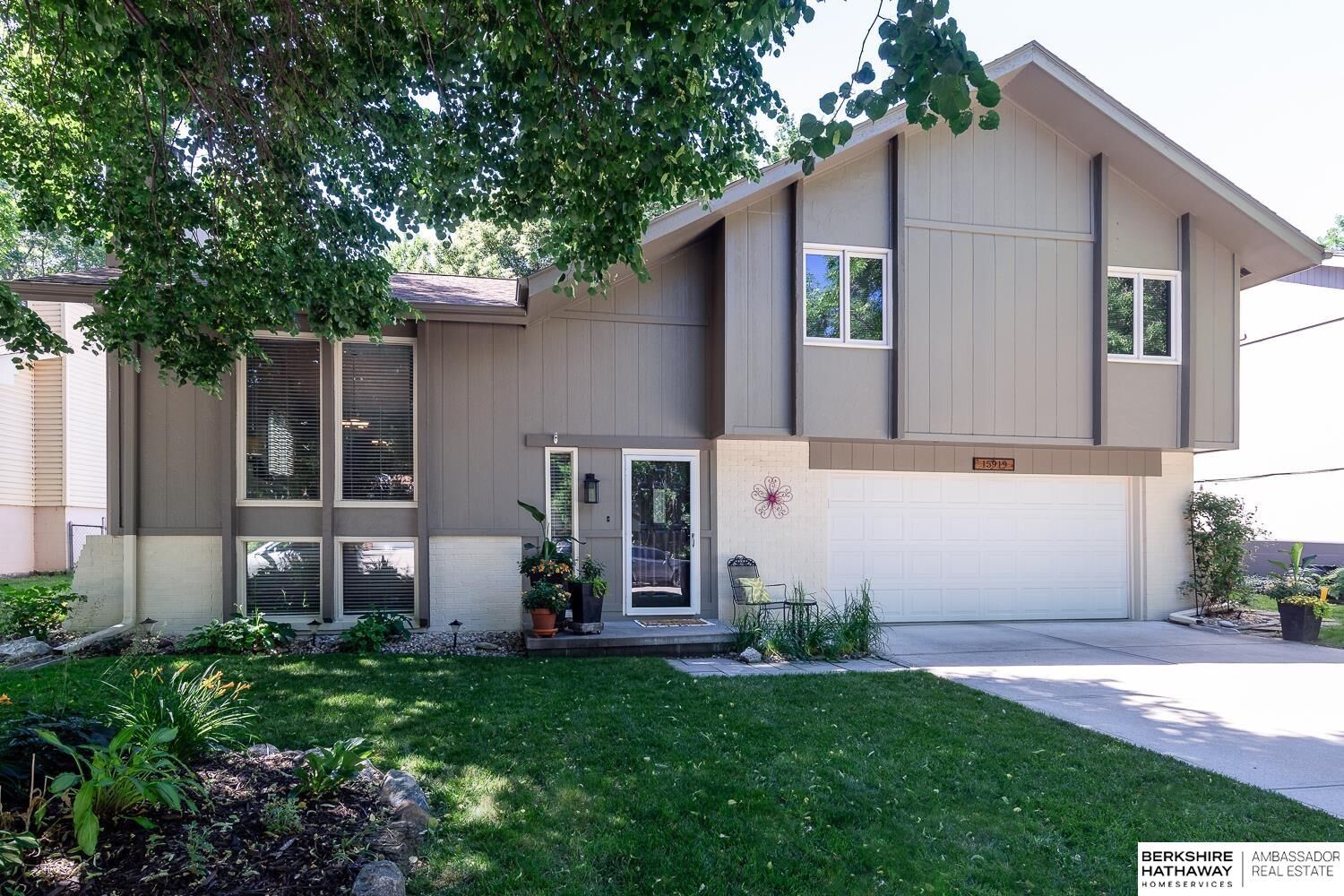 Property Photo: 15919 Dorcas Street NE 68130