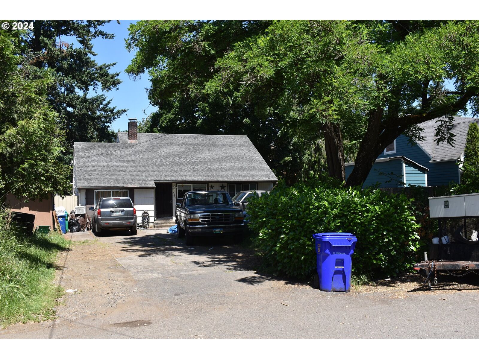 Property Photo: 13405 SE Bush St OR 97236