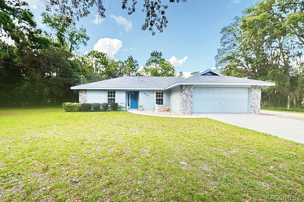 Property Photo:  725 E Knightsbrige Place  FL 34461 