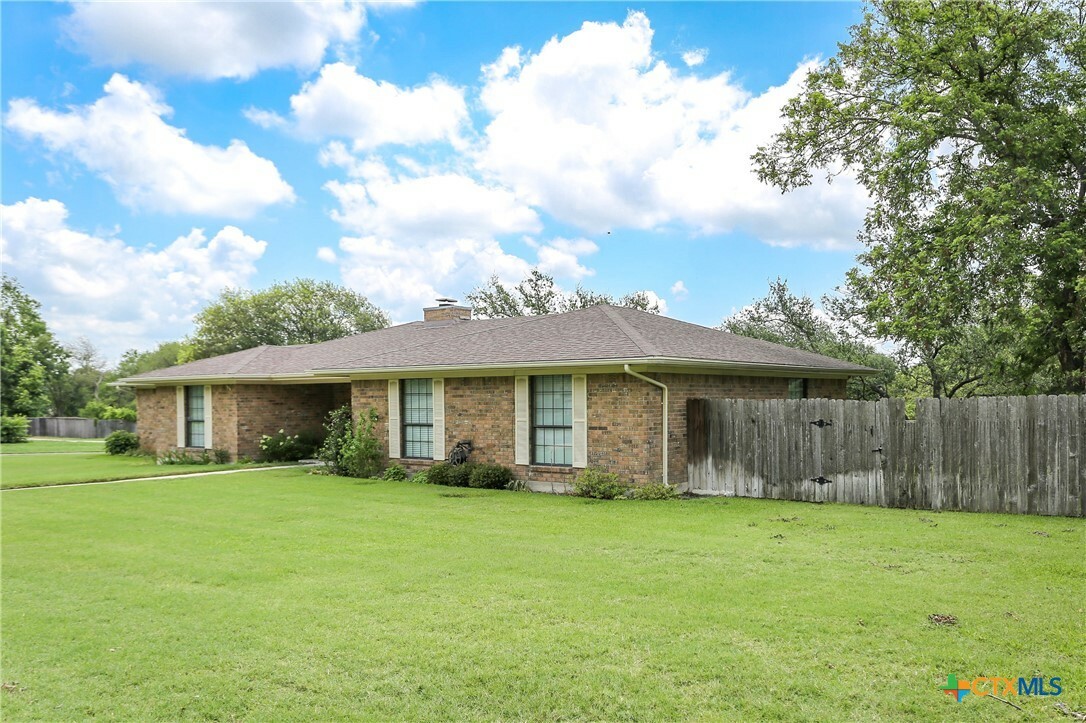 Property Photo:  203 Pin Oak Drive  TX 76548 