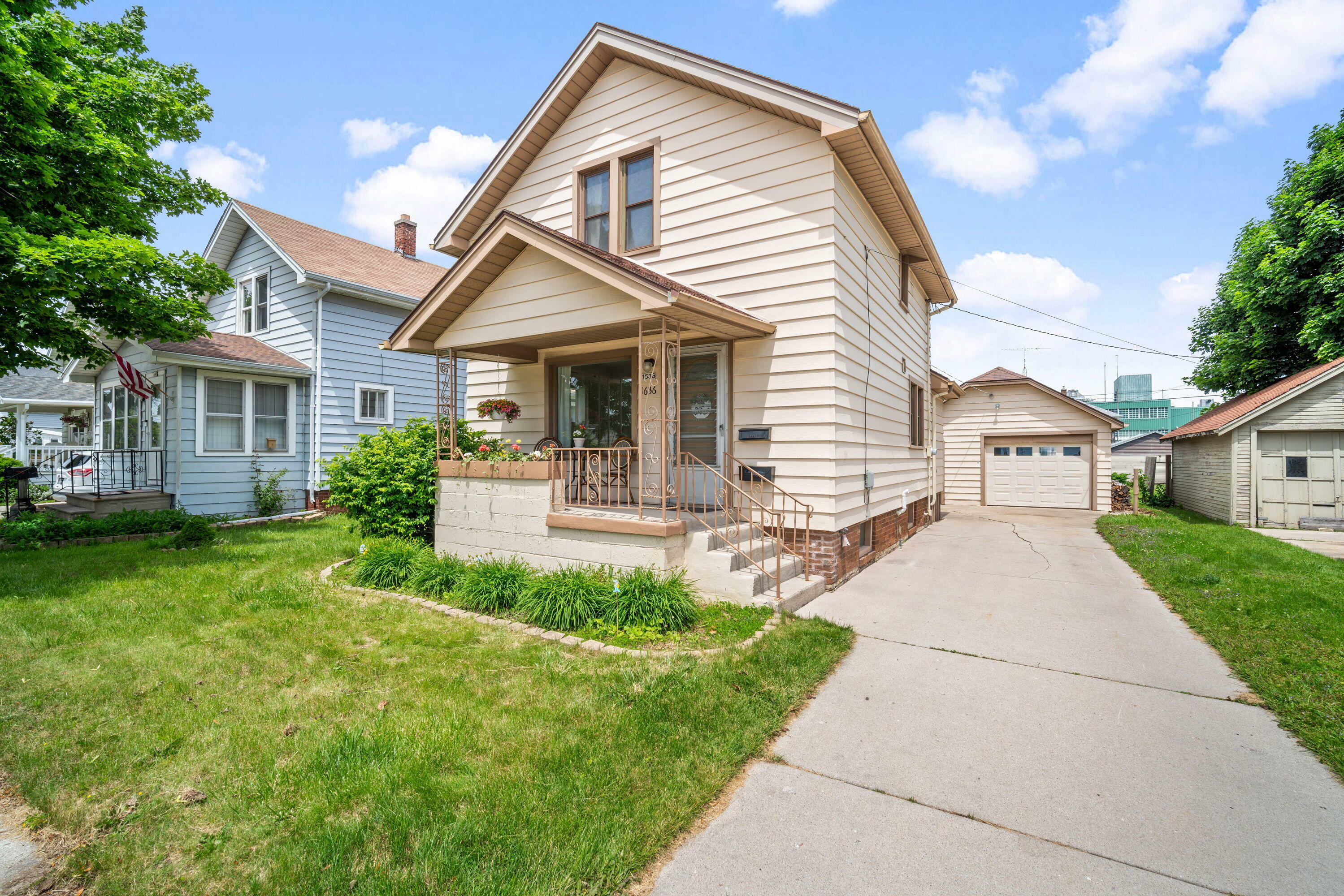 Property Photo:  1636 Main Ave  WI 53083 