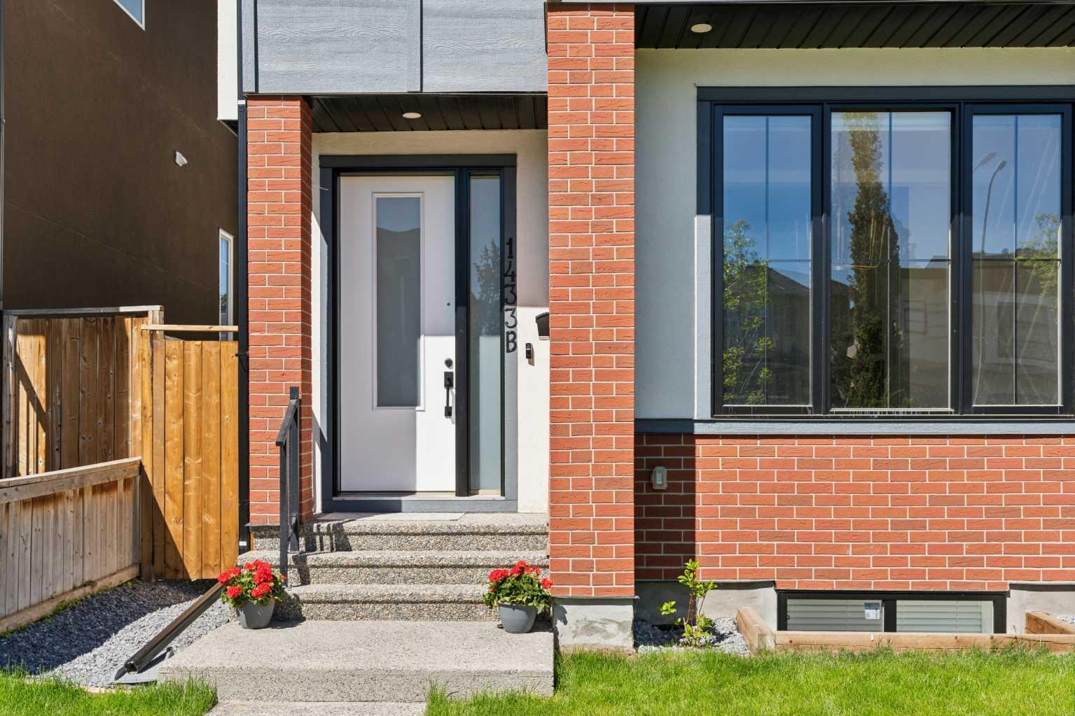 Property Photo:  1433B 41 Street SW  AB T3C 1X7 