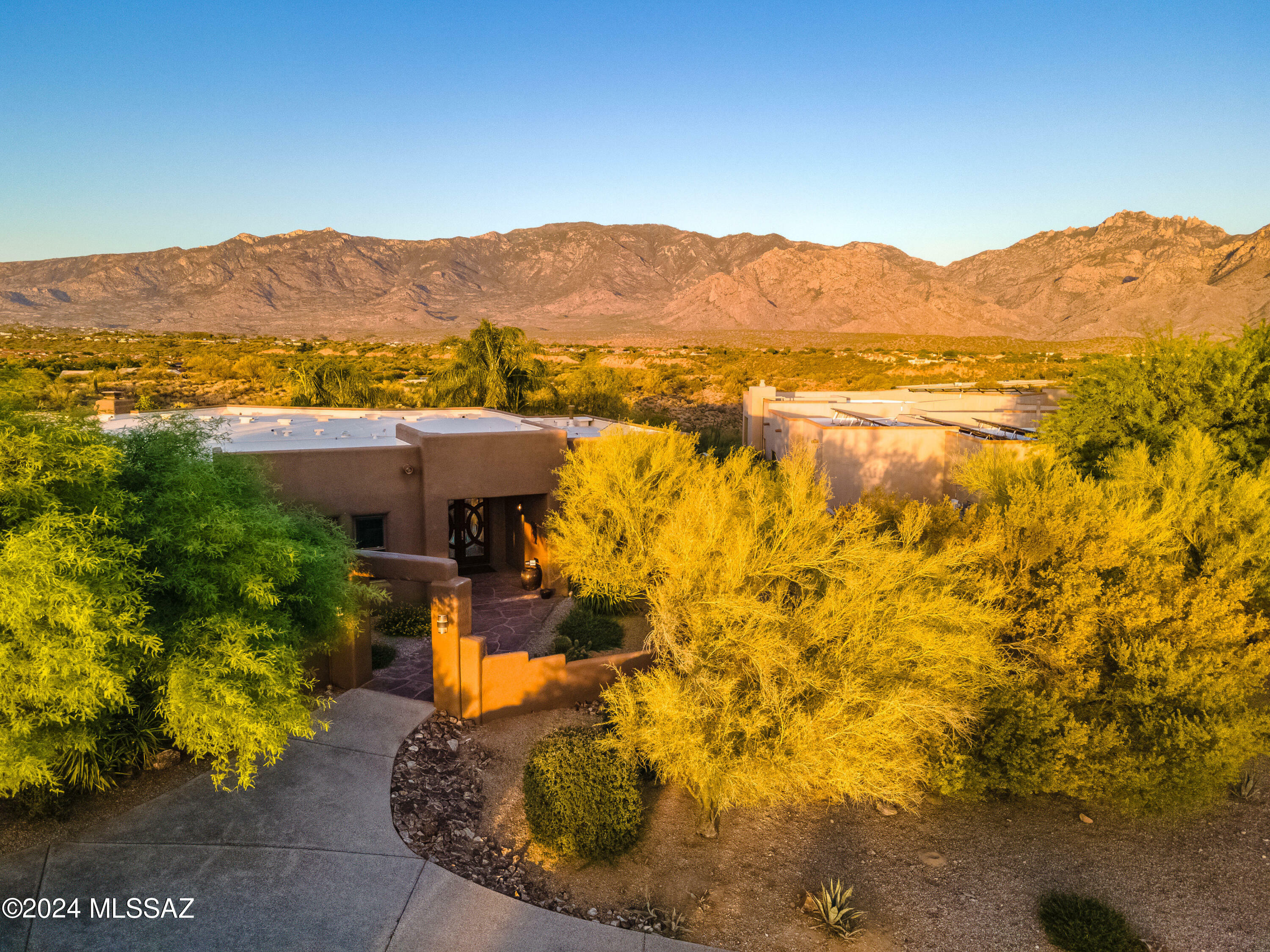 Property Photo:  13570 N Placita Montanas De Oro  AZ 85755 