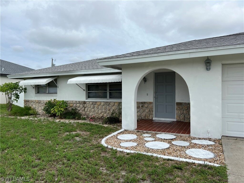 Property Photo:  326 SE 47th Street  FL 33904 