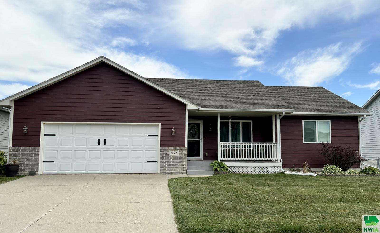 Property Photo:  1804 Country Club Dr  SD 57025 