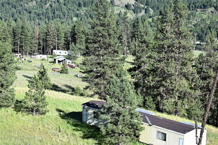 Property Photo:  6 Loretta Ln  WA 99118 