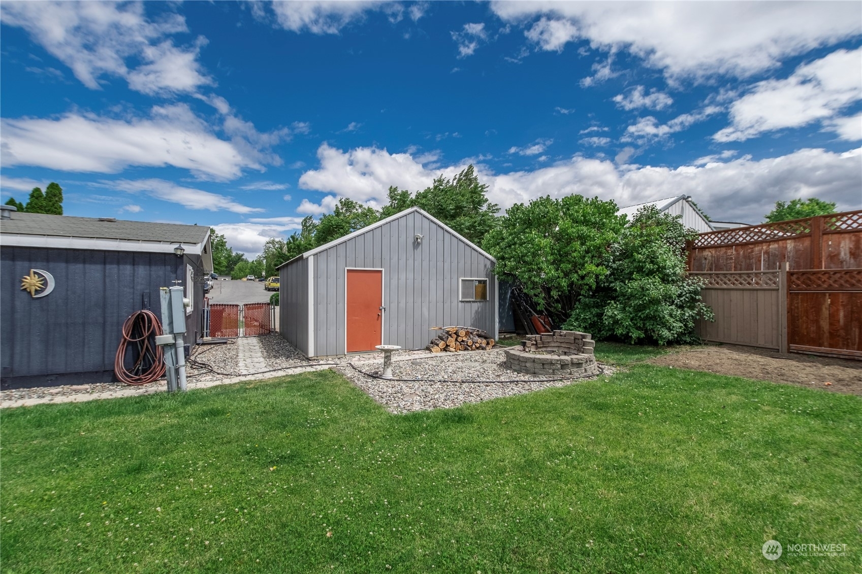 Property Photo: 832 Garden Plaza WA 98802