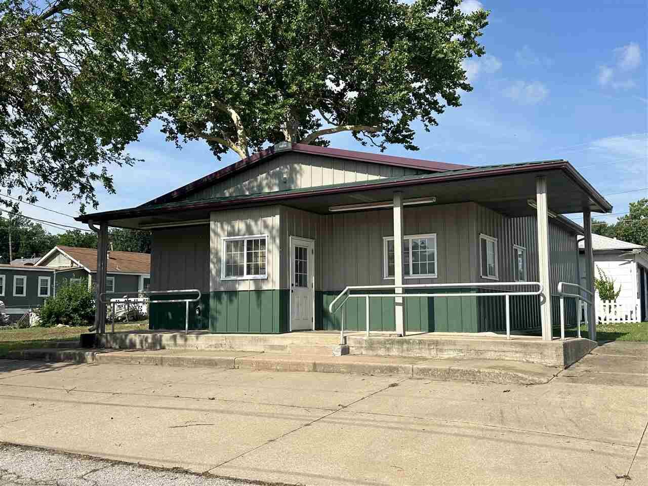 Property Photo:  908 E Highland  OK 74601 