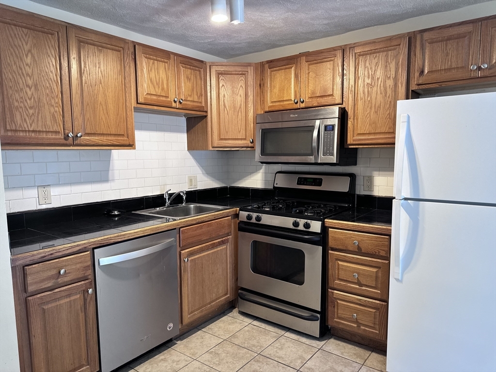 Property Photo:  11 Kenmar Dr 4  MA 01821 