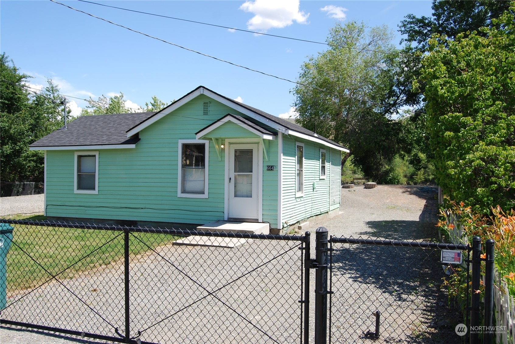 Property Photo: 664 2nd Ave N WA 98840